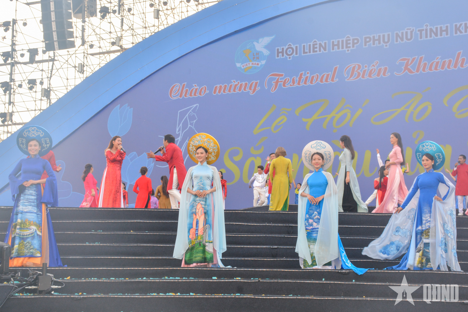 Thướt tha tà áo dài trên phố biển Nha Trang - Khánh Hòa